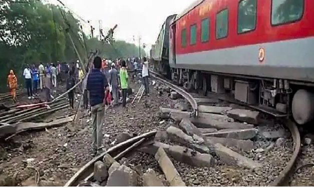 మహారాష్ట్రలో ఘోర రైలు ప్రమాదం