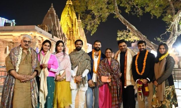 కుంభమేళాలో అల్లు స్నేహారెడ్డితో రౌడీ హీరో