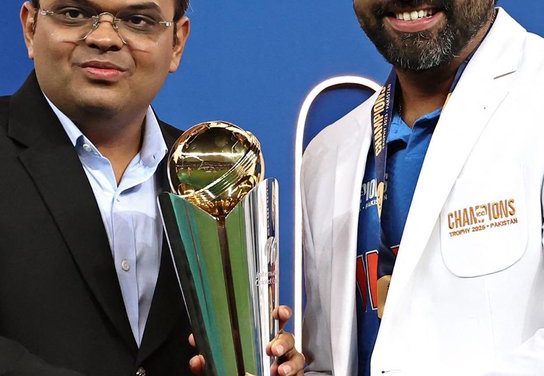 ఇండియన్ కెప్టెన్ రోహిత్ శర్మకు అనుష్క హగ్