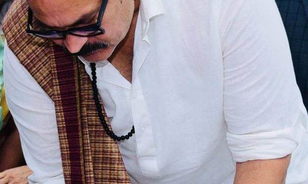 ప్రమాణ స్వీకారానికి చిరంజీవి గిఫ్ట్ పెన్ తో సంతకం చేసిన నాగబాబు